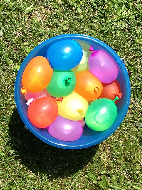 Activities that keep children entertained at a children’s party - WATER BALLOONS